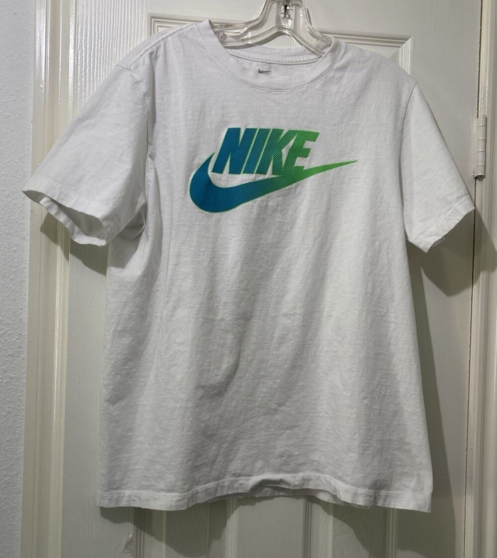 The Nike Tee Men’s T-Shirt Size Large White Green Swoosh Logo Sporty Athleisure